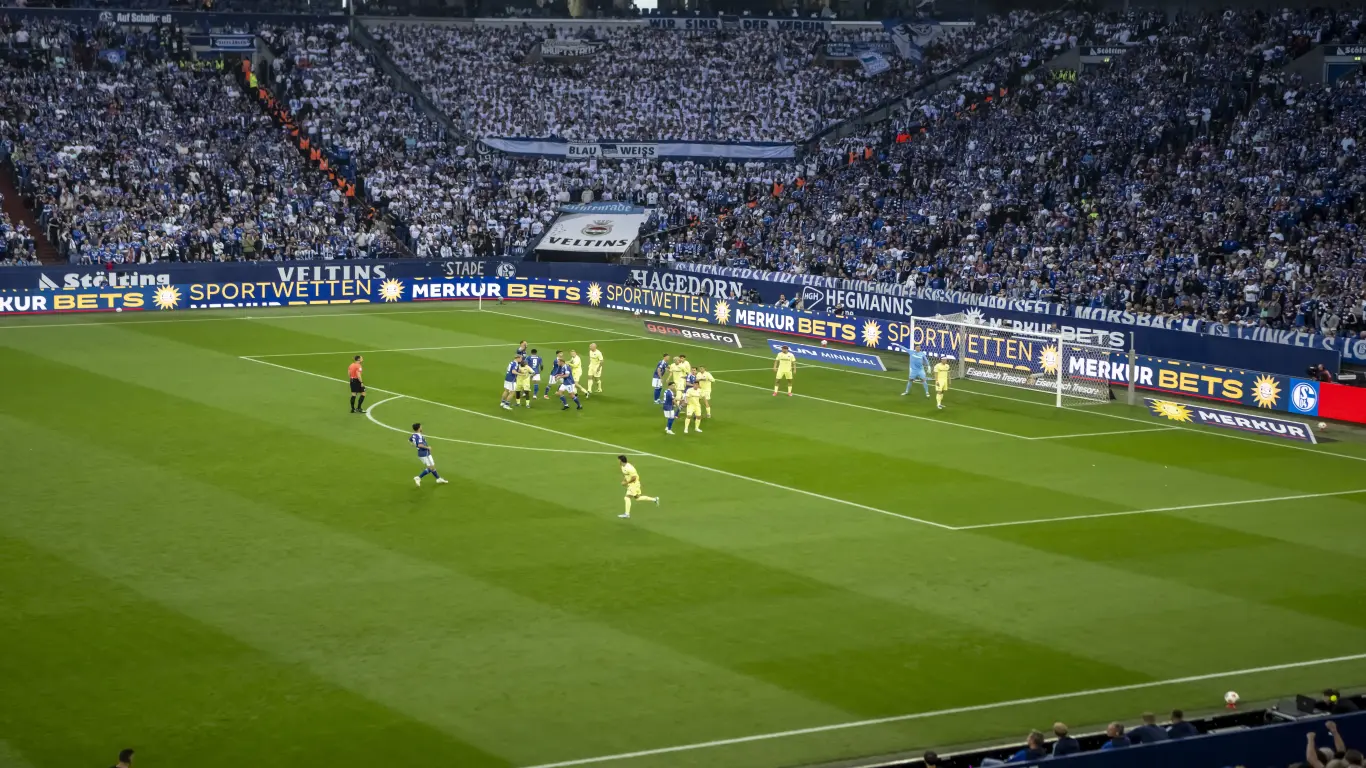 Schalke_04_2025_MERKUR_Bande