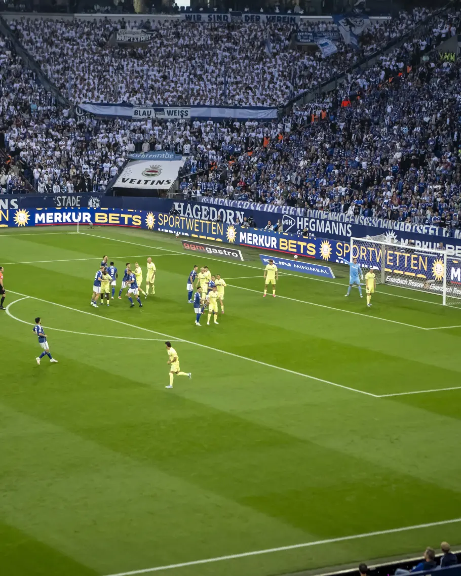 Schalke_04_2025_MERKUR_Bande