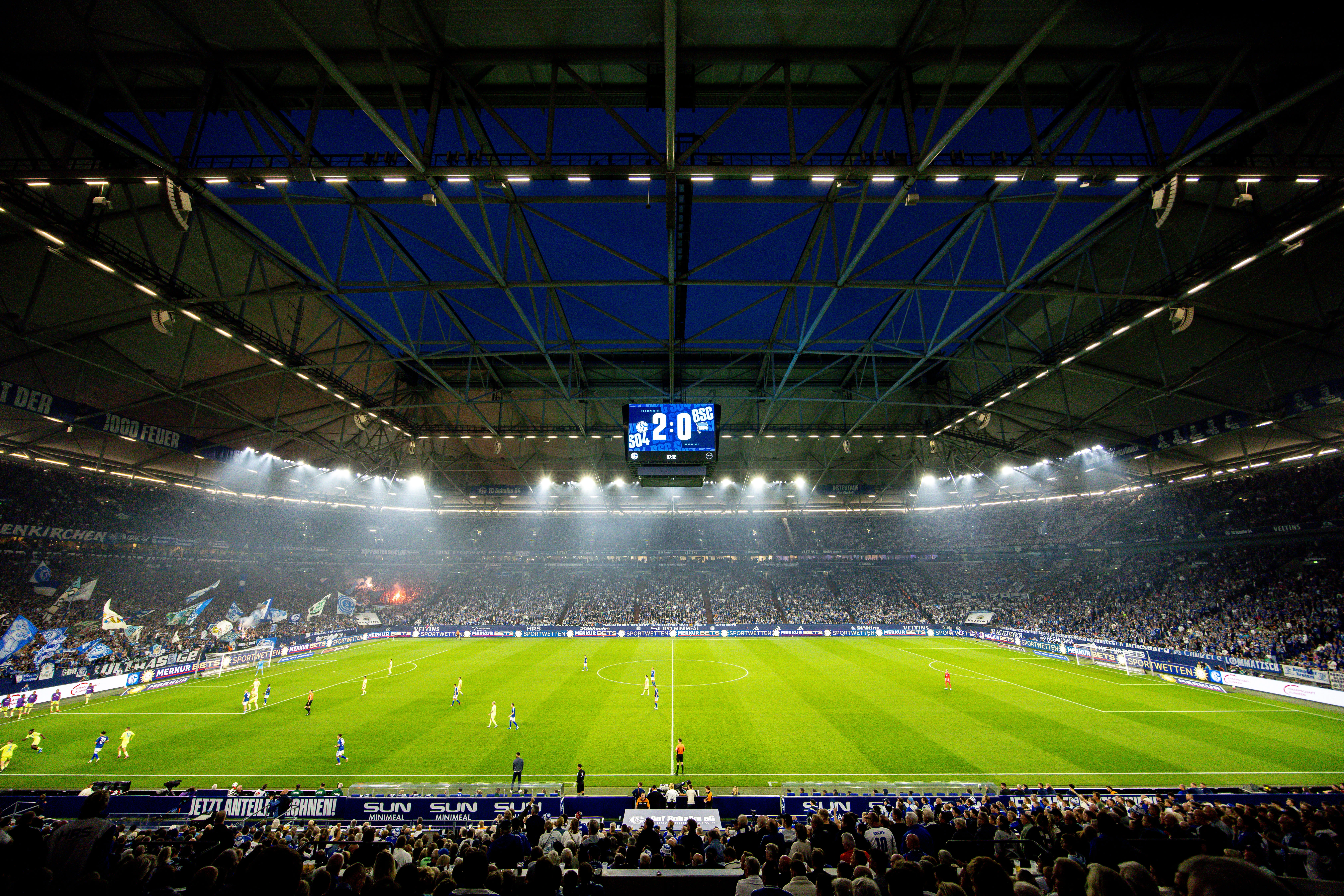 Schalke_MERKUR_Bande_2025_Flutlicht_08_August