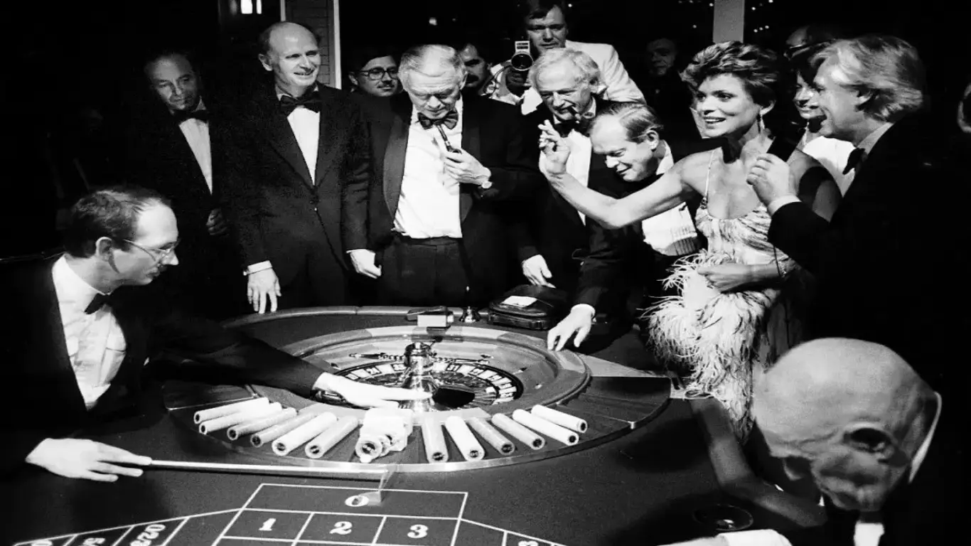 Eröffnung der Spielbank. Wurf der goldenen Kugel durch Uschi Glas.