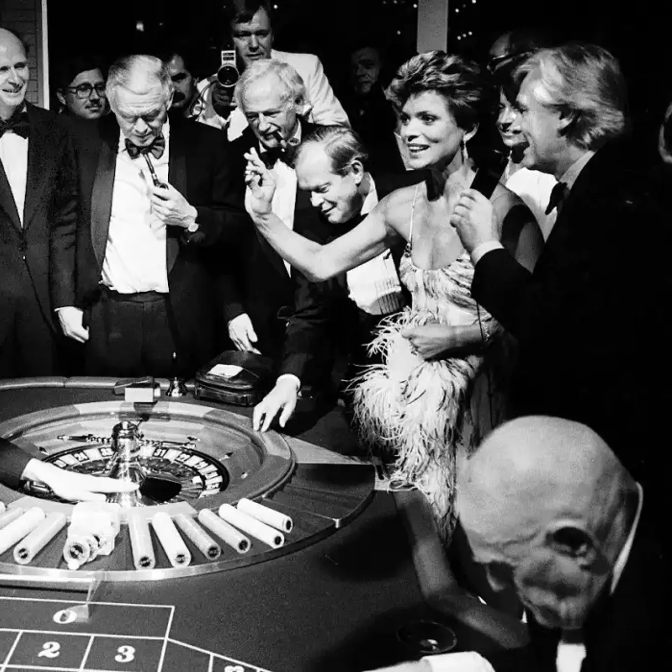 Eröffnung der Spielbank. Wurf der goldenen Kugel durch Uschi Glas. 
