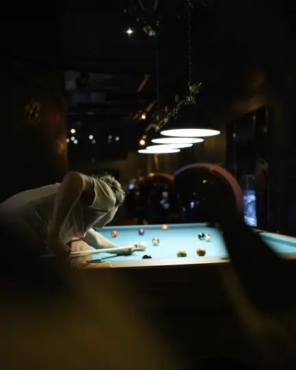 SPIELHALLE_Billard_4zu5