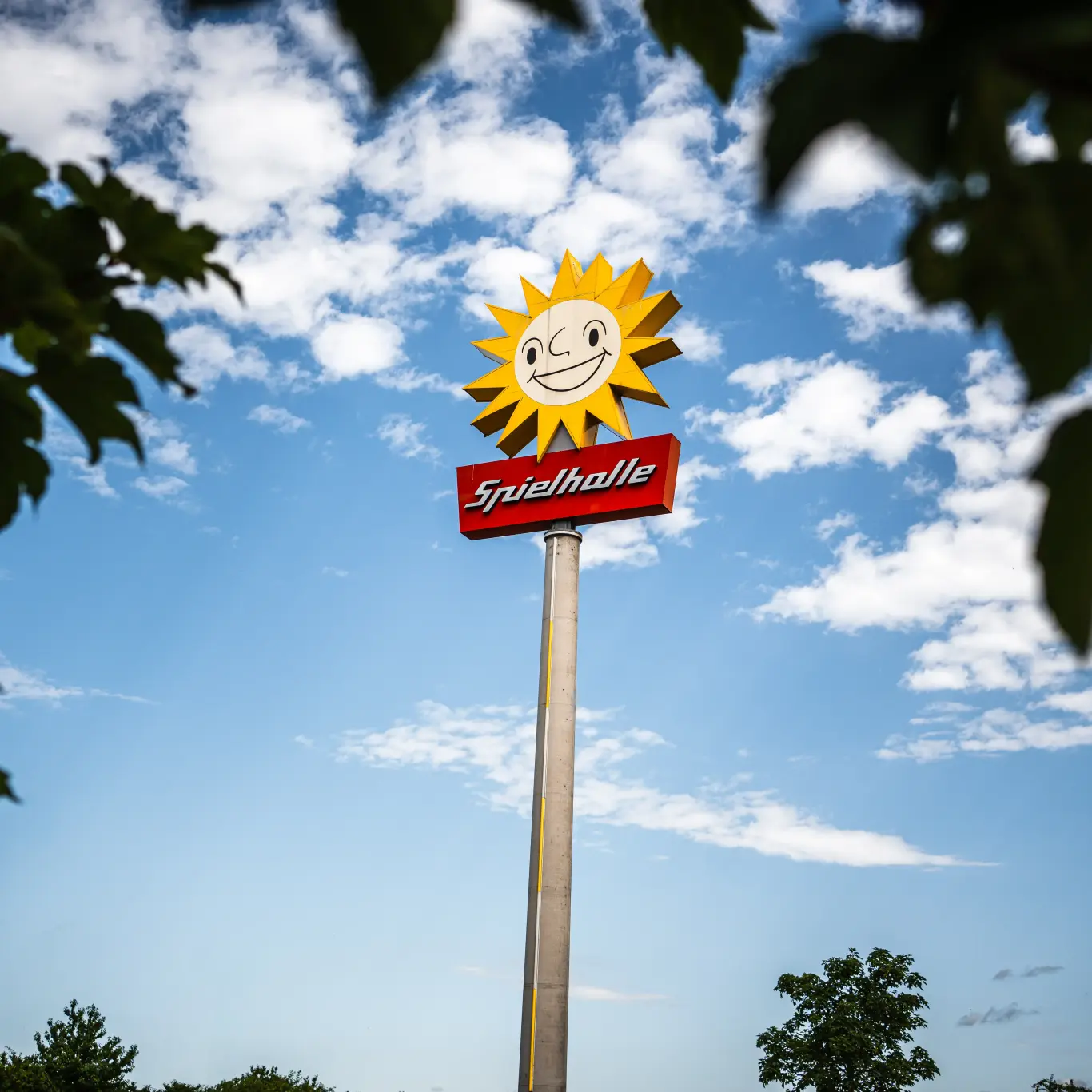 MERKUR-Filiale-Bürstadt_außen-Mast