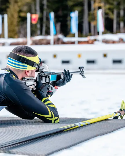 Biathlon_Mann_Schiessen_Boden_Zielscheibe