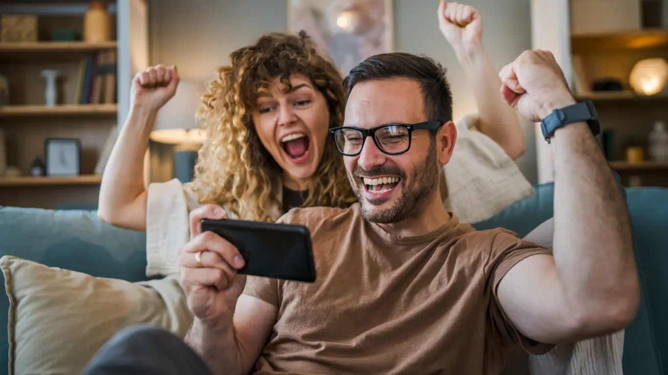 Mann_Frau_Freuen_Sich_Sportwette_Stock