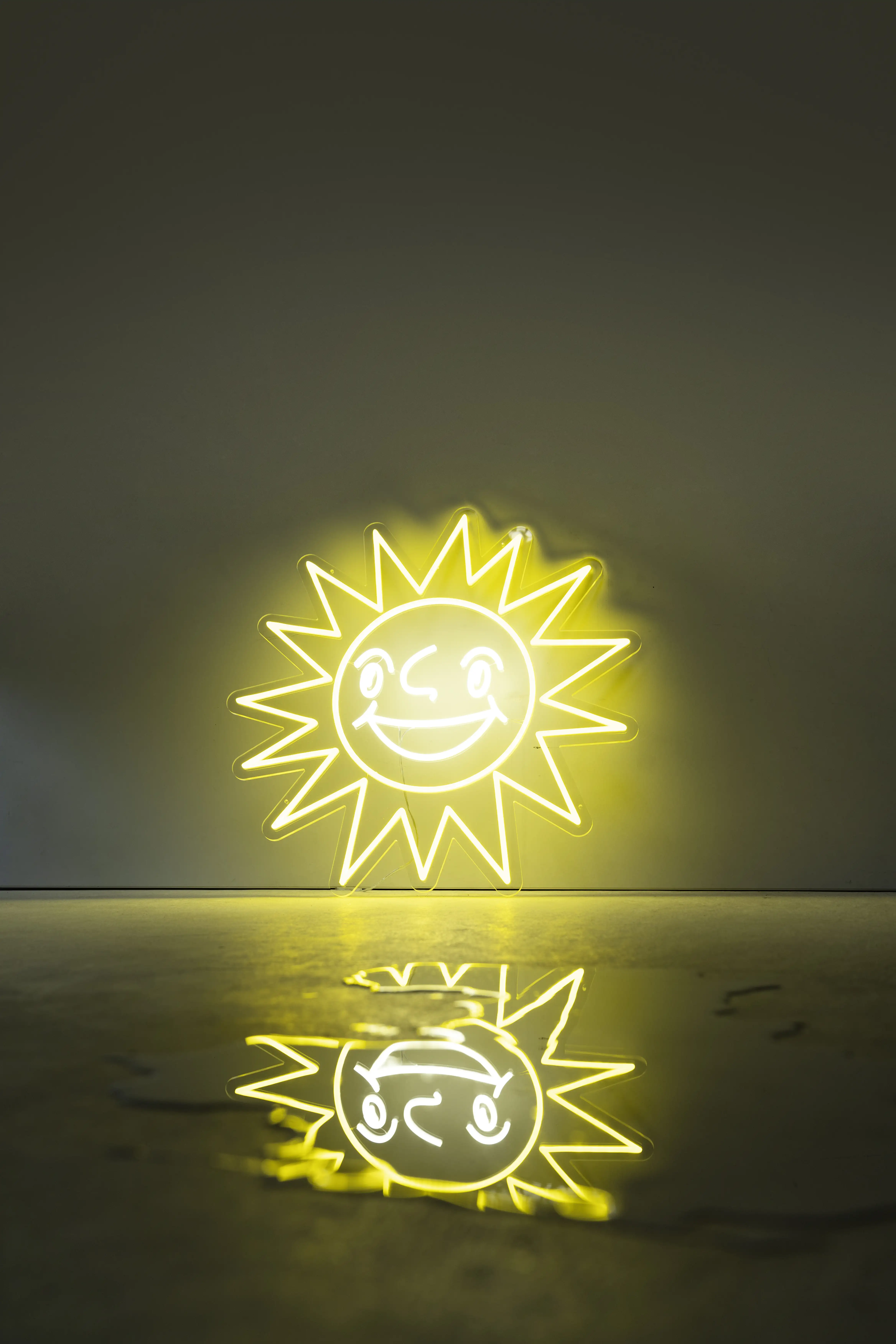 Merkur-Sommerkollektion_Leuchtschild-mit-Spiegelung