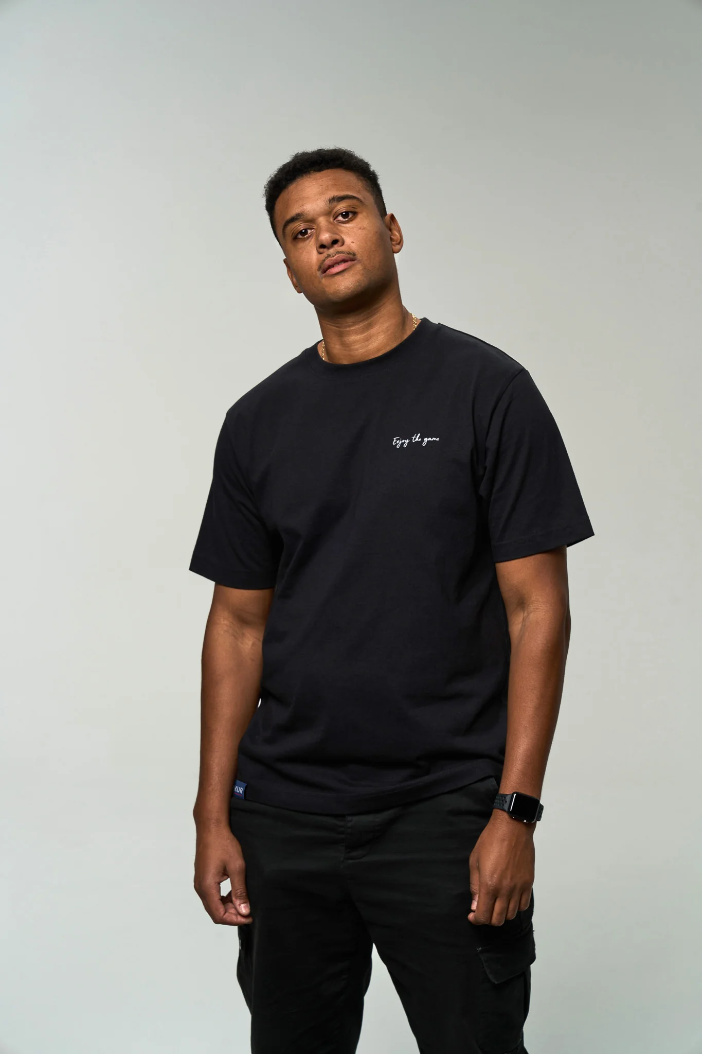 22-10-JP_Merkur_Studio_34_Shirt_Basic_Schwarz_0024_2048x